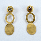 Geschmiedete Ohrhaenger in 585er Gelbgold mit braunem und gelblichen Brillant