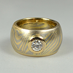 Handgeschmiedeter Ring in Mokume Gane Gold und Palladium mit einem Brillanten