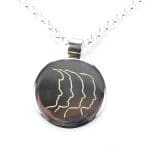 Anhänger mit Silhouetten und Kette in Silber