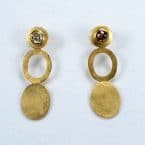 Geschmiedete Ohrhänger in 585er Gelbgold mit braunem und gelblichen Brillant