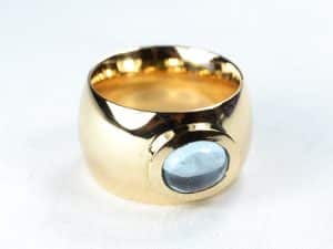Breiter Ring 750er Gelbgold mit Topas Cabochon