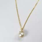 Anhänger mit Tahiti-Zuchtperle weiß, Gelbgold an diamantierter Ankerkette